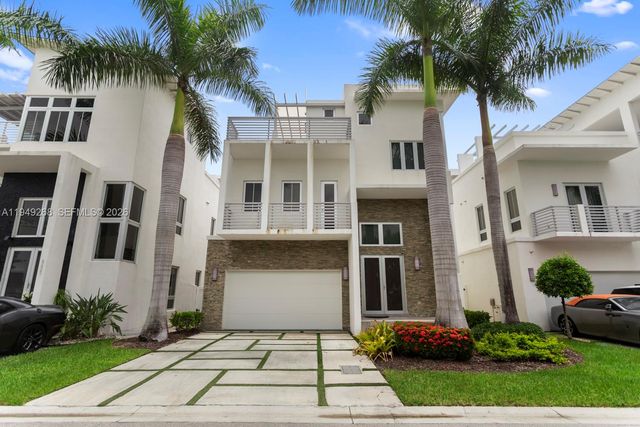 8415 NW 34th Dr, Doral, FL 33122