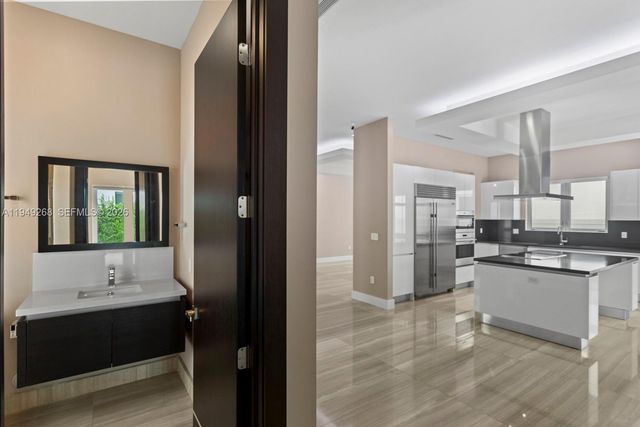 8415 NW 34th Dr, Doral, FL 33122