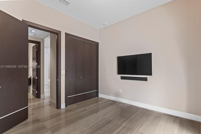 8415 NW 34th Dr, Doral, FL 33122