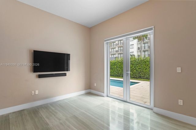 8415 NW 34th Dr, Doral, FL 33122