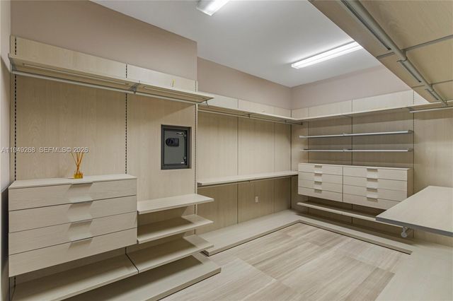 8415 NW 34th Dr, Doral, FL 33122