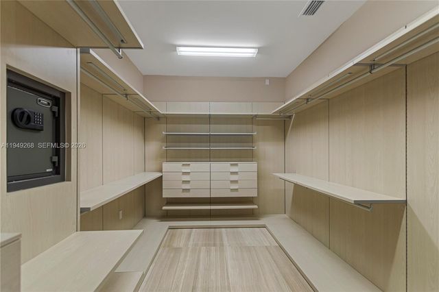 8415 NW 34th Dr, Doral, FL 33122