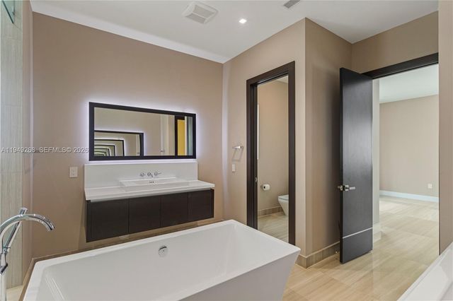 8415 NW 34th Dr, Doral, FL 33122