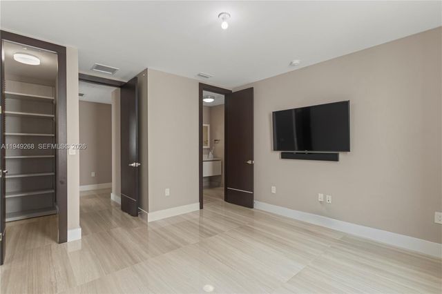 8415 NW 34th Dr, Doral, FL 33122