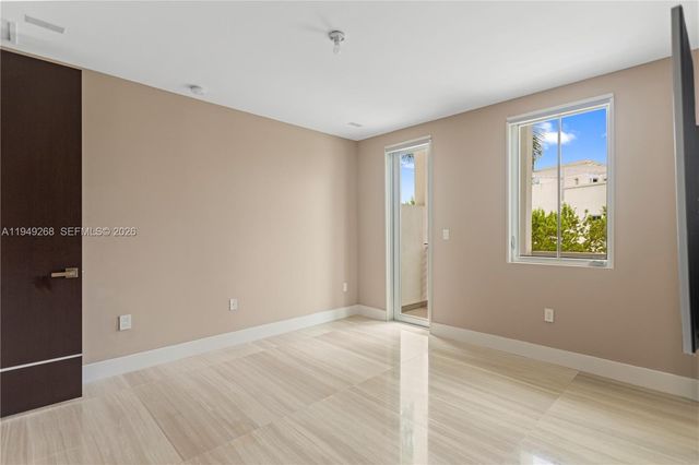 8415 NW 34th Dr, Doral, FL 33122