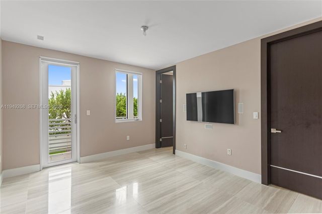 8415 NW 34th Dr, Doral, FL 33122