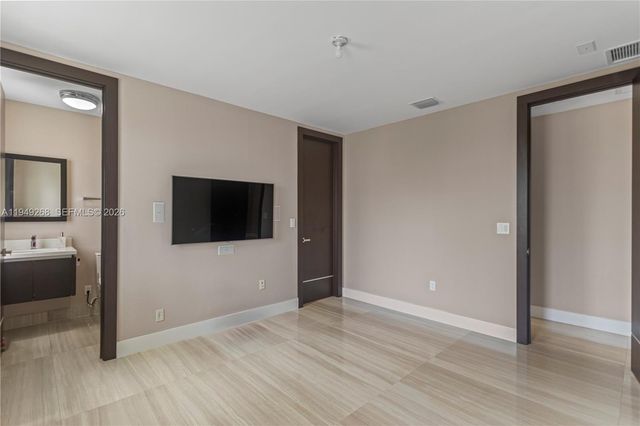 8415 NW 34th Dr, Doral, FL 33122