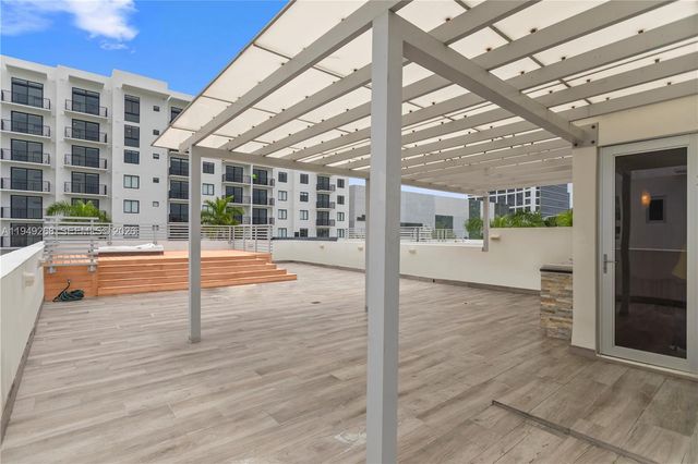 8415 NW 34th Dr, Doral, FL 33122