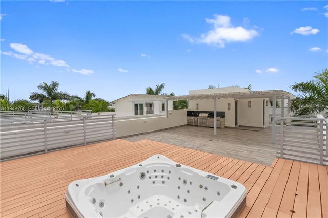 8415 NW 34th Dr, Doral, FL 33122