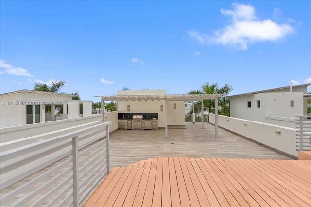 8415 NW 34th Dr, Doral, FL 33122