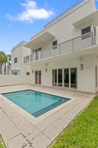 8415 NW 34th Dr, Doral, FL 33122