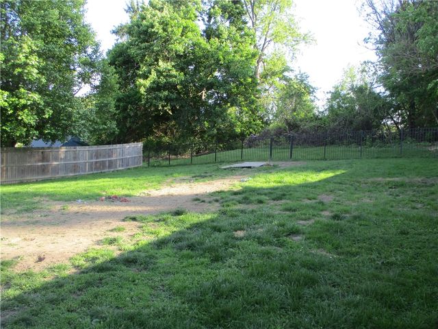 293 Hillcrest Dr, California, PA 15419