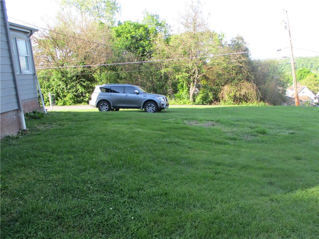 293 Hillcrest Dr, California, PA 15419
