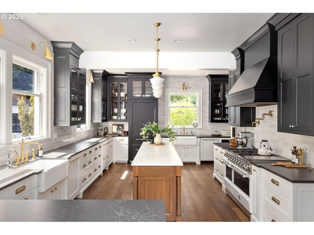 11175 S RIVERWOOD Rd, Portland, OR 97219