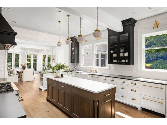 11175 S RIVERWOOD Rd, Portland, OR 97219