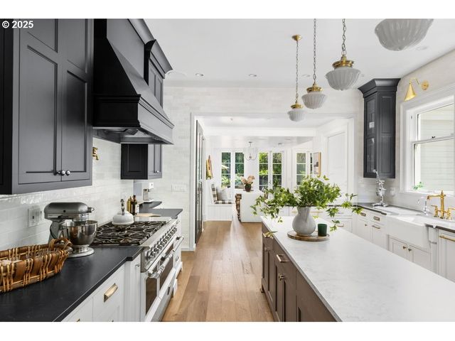 11175 S RIVERWOOD Rd, Portland, OR 97219