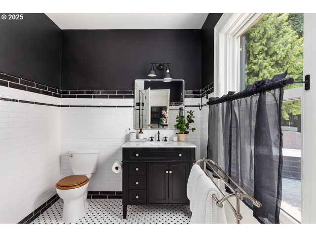 11175 S RIVERWOOD Rd, Portland, OR 97219