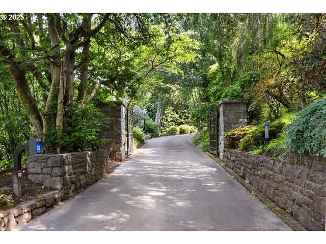 11175 S RIVERWOOD Rd, Portland, OR 97219