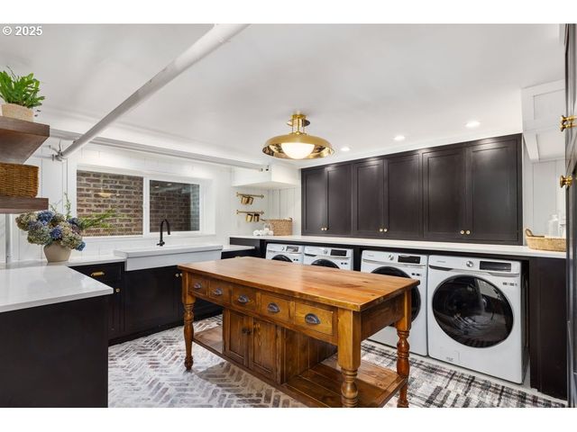 11175 S RIVERWOOD Rd, Portland, OR 97219