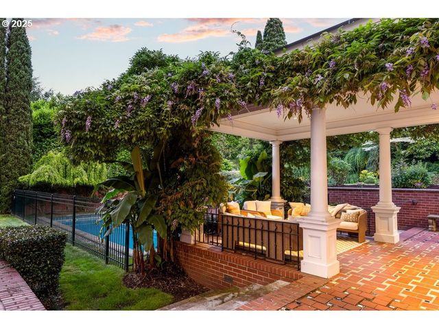 11175 S RIVERWOOD Rd, Portland, OR 97219