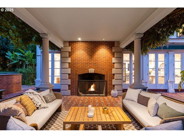 11175 S RIVERWOOD Rd, Portland, OR 97219