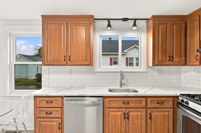 6 Norfolk Ave, Peabody, MA 01960