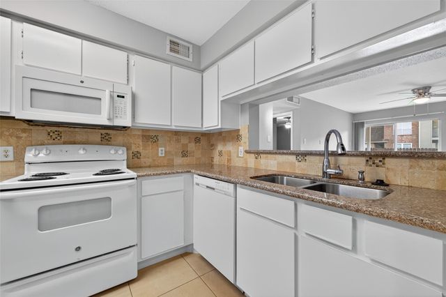 18800 Egret Bay Boulevard 1207, Webster, TX 77058