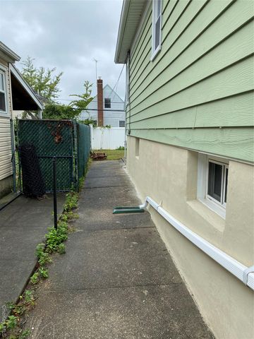 81-46 266 St, Glen Oaks, NY 11004