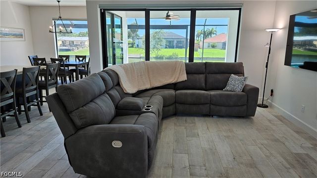 136 Kamal PKWY, Cape Coral, FL 33904