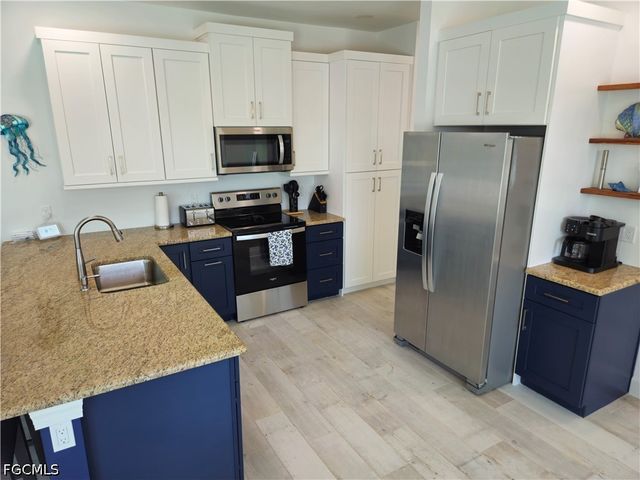 136 Kamal PKWY, Cape Coral, FL 33904