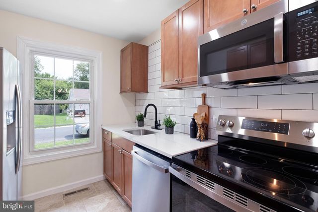 13 IRIS LN, Newark, DE 19702