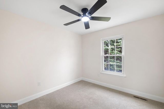 13 IRIS LN, Newark, DE 19702