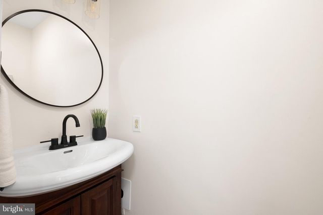 13 IRIS LN, Newark, DE 19702