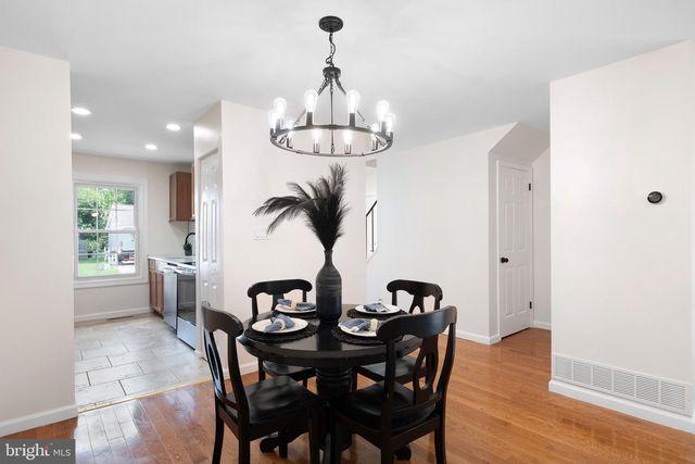 13 IRIS LN, Newark, DE 19702