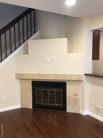 31208 Country Way, Farmington Hills, MI 48331