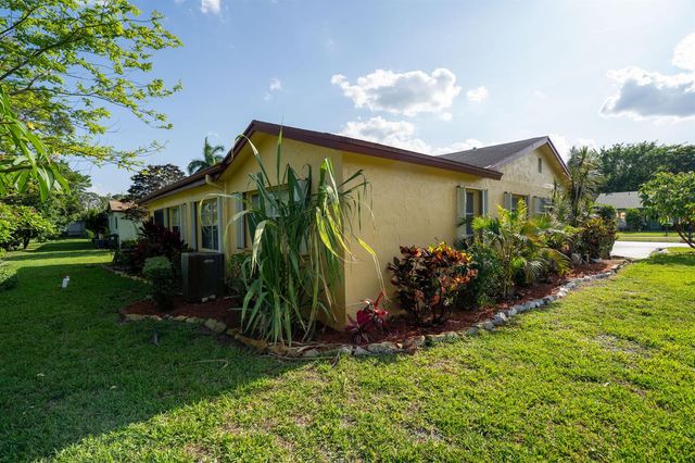 6121 Rainbow Circle, Greenacres, FL 33463