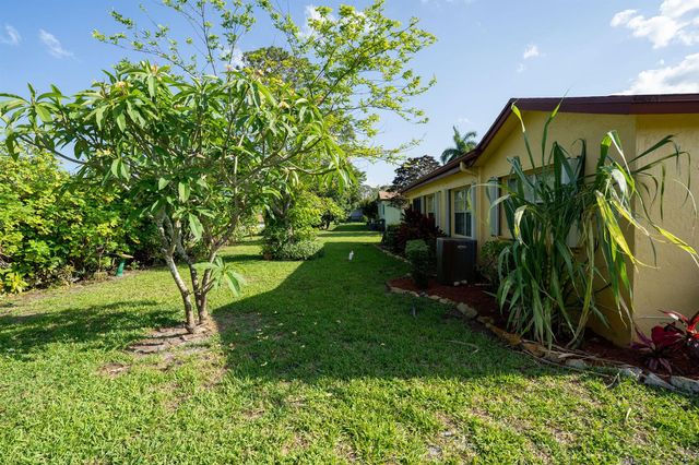 6121 Rainbow Circle, Greenacres, FL 33463