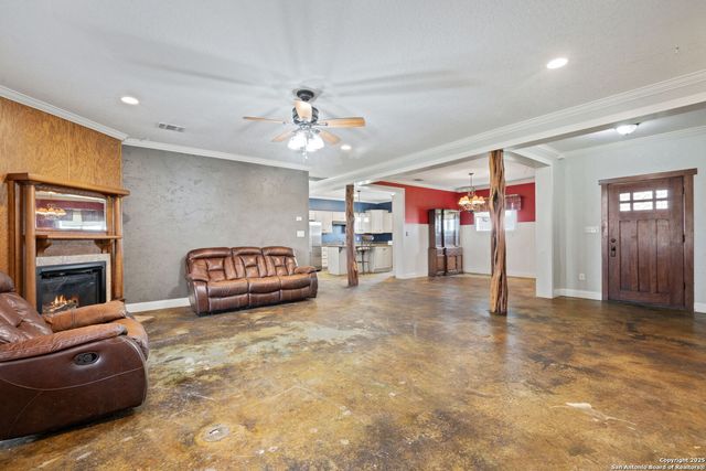 3893 STATE HIGHWAY 97, Floresville, TX 78114