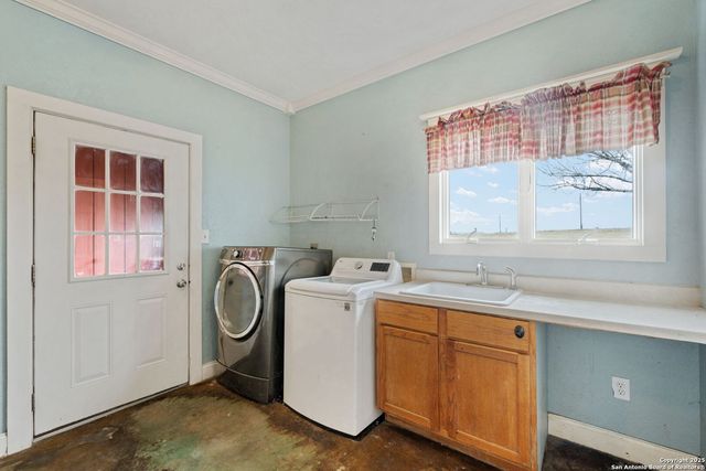 3893 STATE HIGHWAY 97, Floresville, TX 78114
