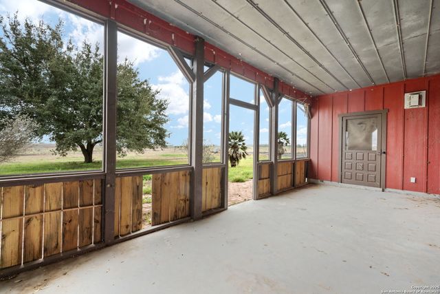 3893 STATE HIGHWAY 97, Floresville, TX 78114