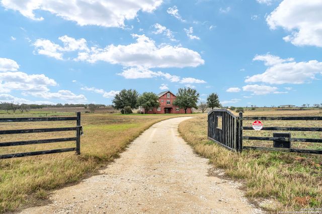 3893 STATE HIGHWAY 97, Floresville, TX 78114