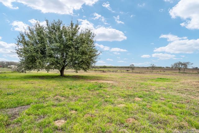 3893 STATE HIGHWAY 97, Floresville, TX 78114