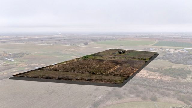 3893 STATE HIGHWAY 97, Floresville, TX 78114