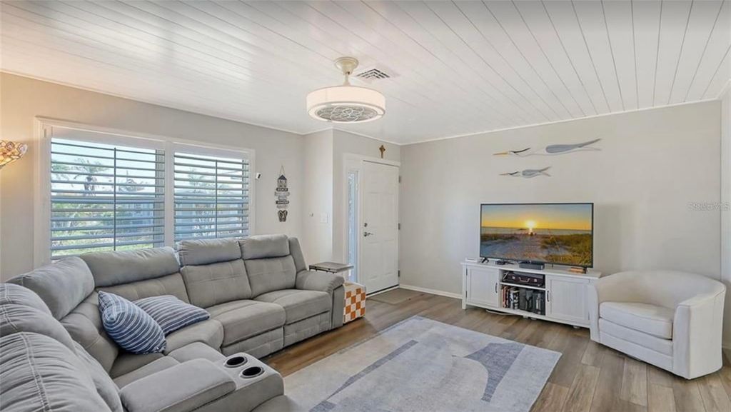 Image 2 of property listing at 1019 BEACH MANOR CENTER 35, Venice, FL 34285