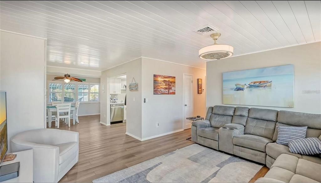 Image 3 of property listing at 1019 BEACH MANOR CENTER 35, Venice, FL 34285