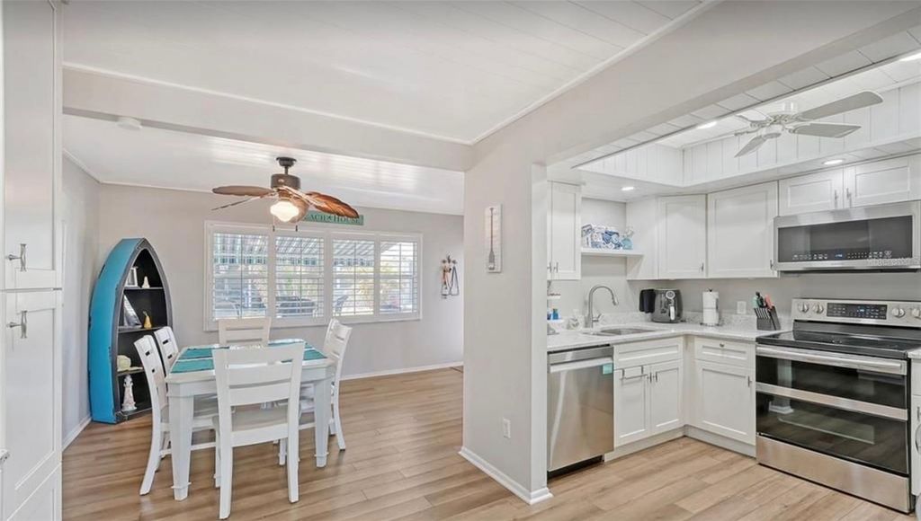 Image 5 of property listing at 1019 BEACH MANOR CENTER 35, Venice, FL 34285