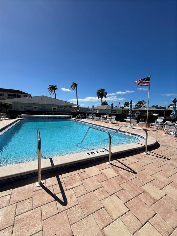 Image 10 of property listing at 1019 BEACH MANOR CENTER 35, Venice, FL 34285