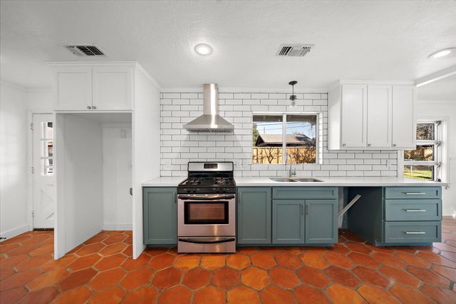 215 Fairbanks Street, Houston, TX 77009