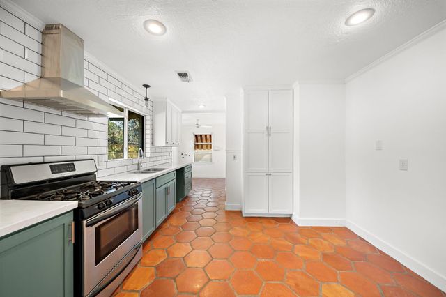 215 Fairbanks Street, Houston, TX 77009