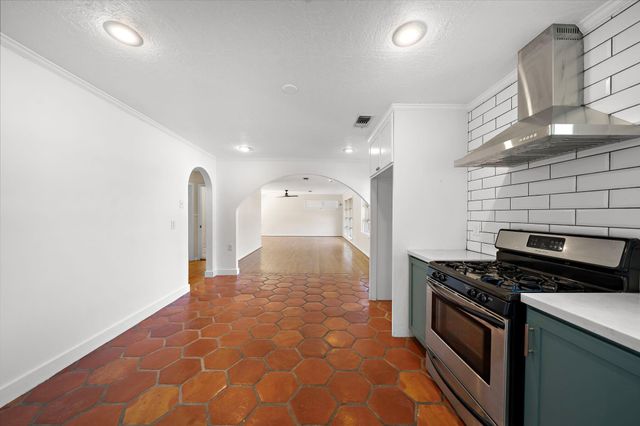 215 Fairbanks Street, Houston, TX 77009